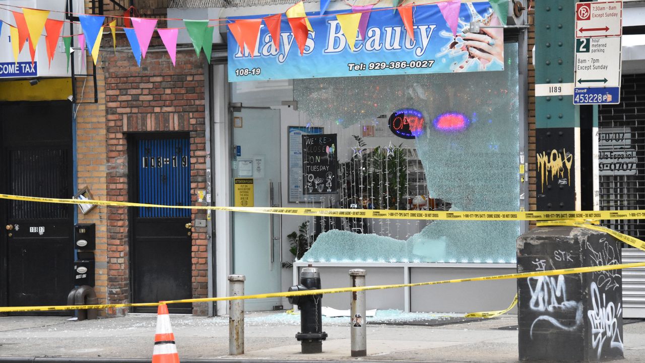 گلوله‌ها در یکی از صحنه‌های جرم ظاهر می‌شوند که در آن چهار نفر در حوادث تیراندازی جداگانه در شهر نیویورک در 8 ژوئیه 2023 مورد اصابت گلوله قرار گرفتند. 