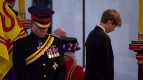 شاهزاده هری شامگاه شنبه در مراسم بیداری یونیفرم پوشید. 