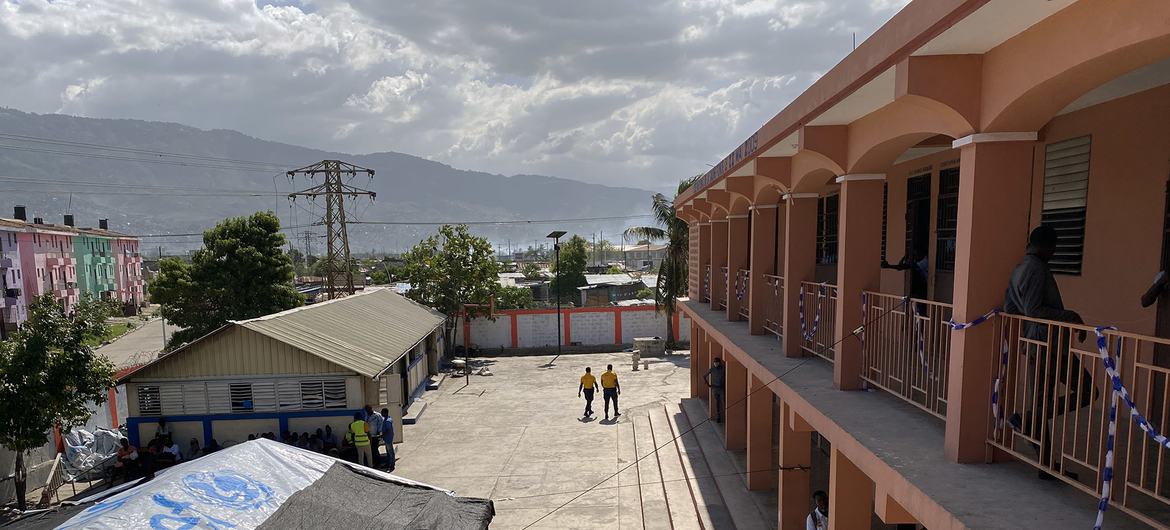 سازمان ملل از بازگشایی مدارسی مانند Lycée National de La Saline حمایت می کند.