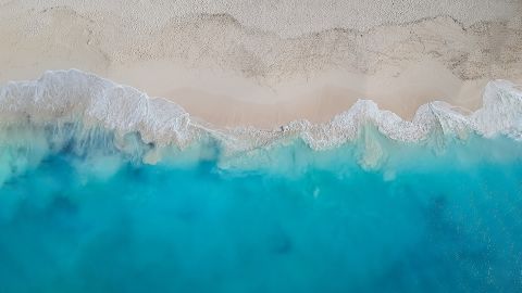 چه چیزی را در مورد این تضاد چشمگیر در ساحل خلیج گریس در ترکز و کایکوس دوست ندارید؟  در فهرست بهترین سواحل جهان در سال 2023، رتبه 5 را دارد.
